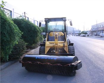 無(wú)塵清掃機(jī)廠家：億龍教你選購(gòu)好的掃路車！